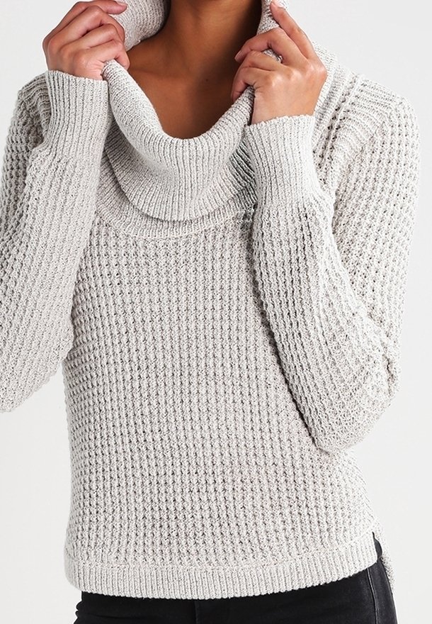 Jasnoszary dzianinowy sweter z dekoltem w stylu cowl, teksturowanym prążkowaniem i długimi rękawami. Posiada dopasowany fason w talii i lekko luźne mankiety.