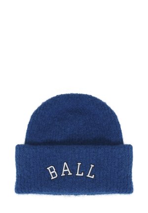 Blå strikket hue med en foldet kant, broderet med ordet "BALL" i hvide omridser.