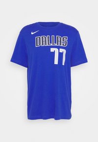 T-shirt sportivo blu Nike Dallas con il numero bianco "77" stampato sul davanti, maniche corte e colletto rotondo.
