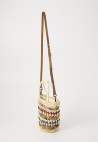 Bolso de colorido tejido con base crema, que presenta una correa ajustable marrón y dos asas cortas. Forma redondeada con patrones intrincados.