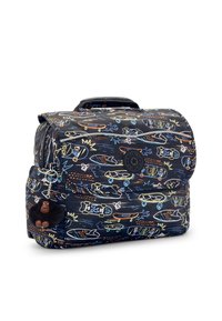 Rucksack aus dunkelblauem Stoff mit bunten Skizzen von Skateboards und Themen des Ozeans. Enthält einen Plüschaffen-Schlüsselanhänger.