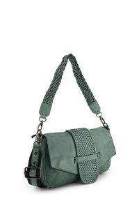 Groene leren handtas met een gevlochten schouderriem en een getextureerde flapsluiting. Kenmerkt zich door een gladde afwerking en metalen hardwareaccenten.