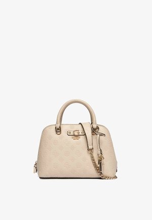 Borsa beige Guess con motivo logo in rilievo, doppi manici superiori, tracolla a catena color oro e dettaglio logo metallico frontale.