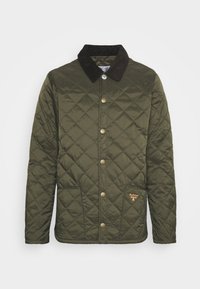 Vadderad olivgrön jacka med en svart kordkrage, guldknappar och en liten logopatch på den nedre framdelen.