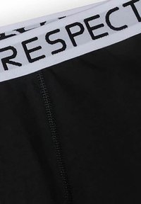 Czarne bokserki z białym elastycznym pasem z napisem "SZACUNEK" w kolorze czarnym. Gładki materiał z wzmocnionym szwem.