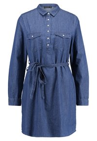 Vestido de ganga com mangas compridas, gola, detalhes de botões e dois bolsos no peito. Inclui um cinto de tecido correspondente e é de cor azul.