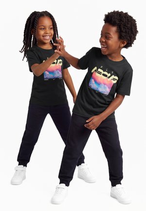 Nike Sportswear, TEE FLY ABOVE UNISEX - Μπλουζάκι με στάμπα - off noir