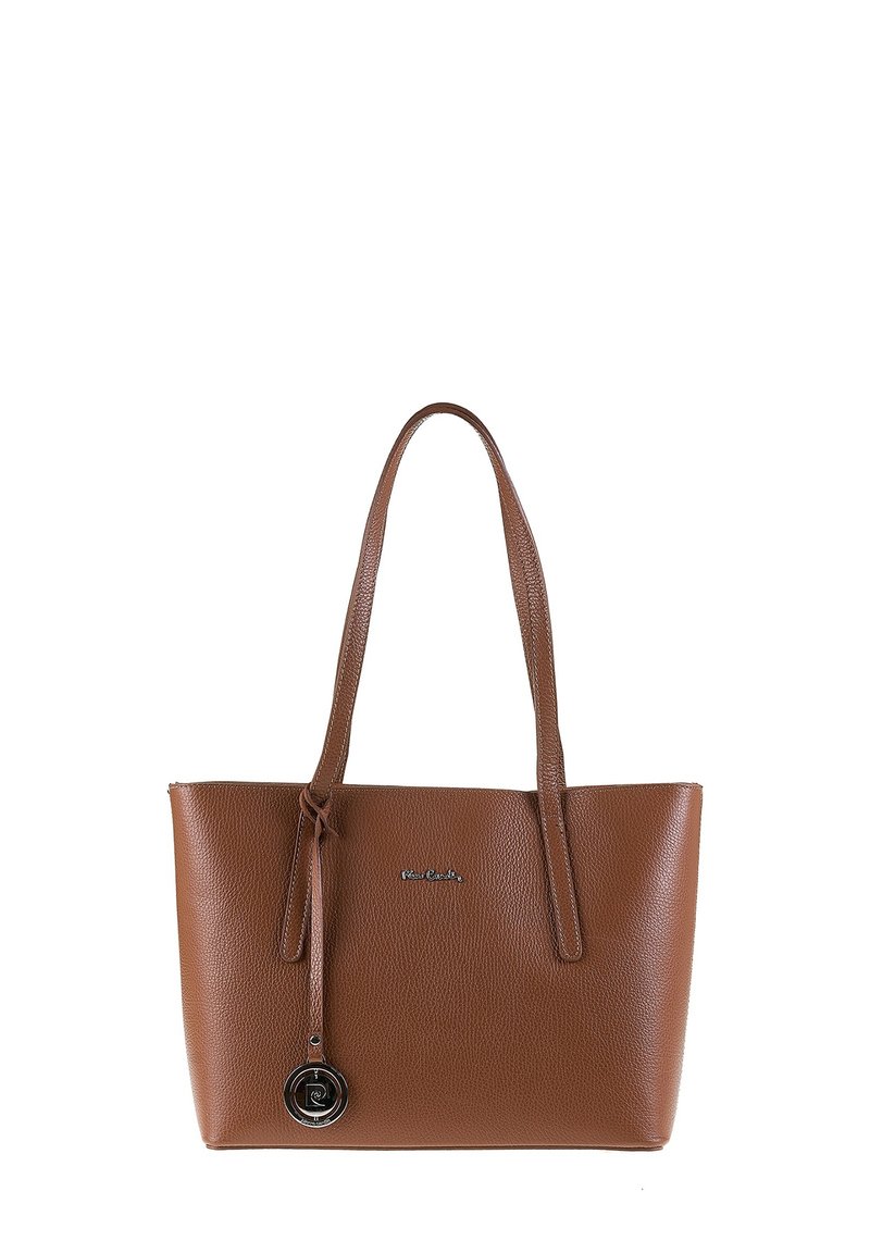 Sac fourre-tout en cuir marron à finition texturée, avec deux longues poignées et un charme en logo circulaire attaché. Design à ouvert, intérieur spacieux.