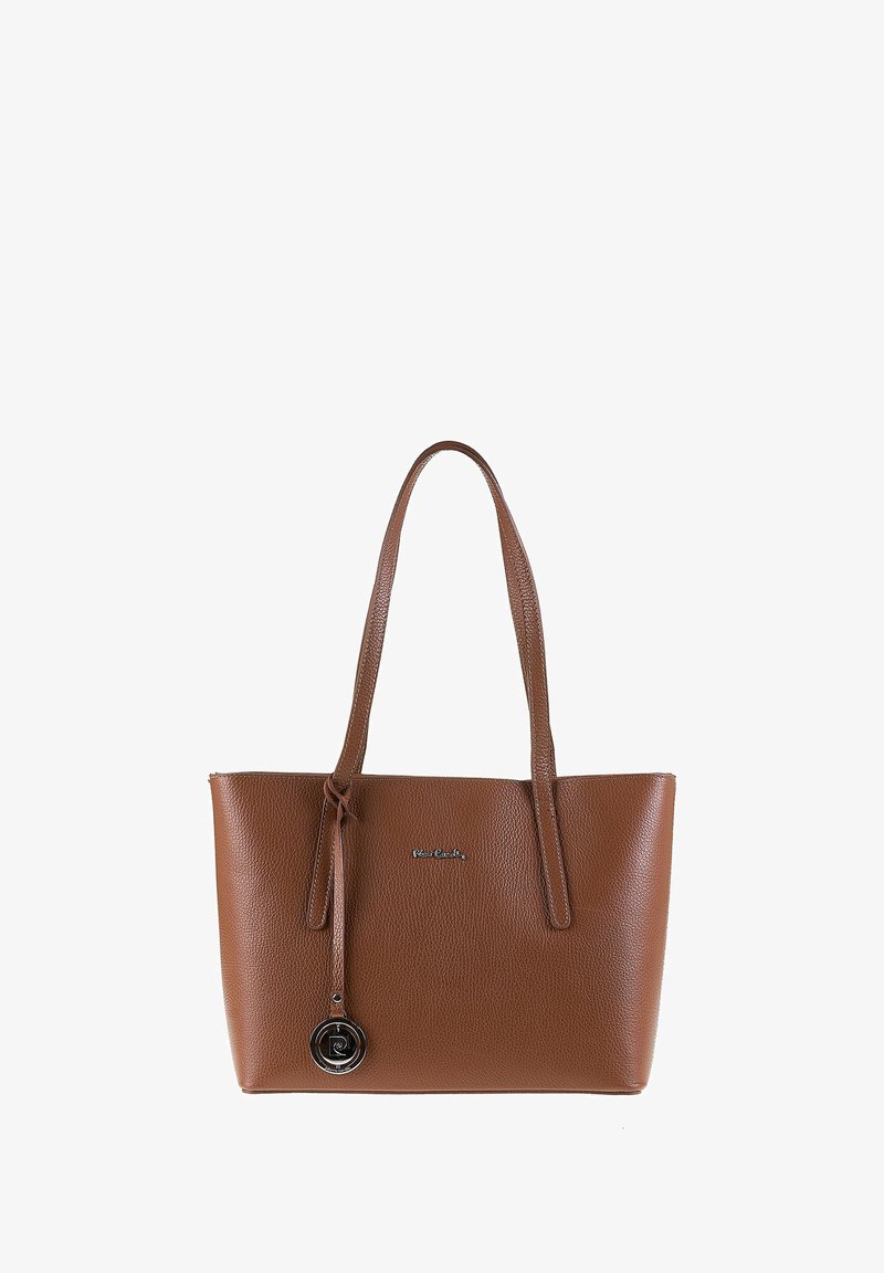 Bruine lederen tote bag met een gestructureerde afwerking, twee lange handvatten en een ronde logo hanger eraan bevestigd. Open ontwerp, ruime binnenzijde.