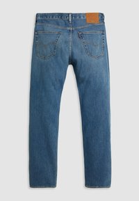 Jeans in denim blu con un design a gamba dritta, dotati di vita alta, due tasche posteriori e una toppa in pelle marrone in vita.