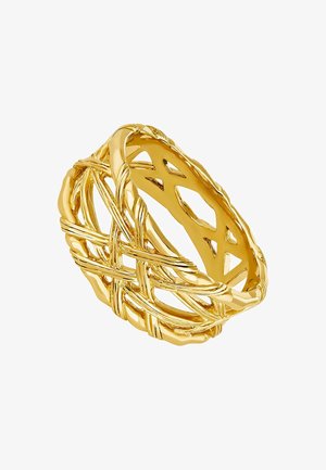 Anillo tejido dorado con un diseño retorcido y espacios abiertos, que muestra una superficie metálica lisa y pulida, con un intrincado detalle.