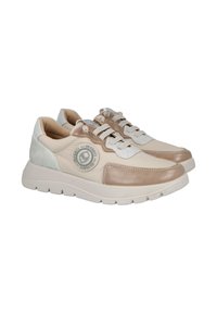 Zapatillas beige y crema con materiales mixtos, que presentan un parche redondo con el logo, acentos texturizados y una suela de goma gruesa.