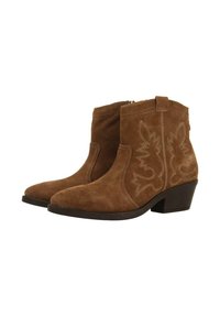 Botas de ante marrón hasta el tobillo con punta afilada, que presentan costuras decorativas y un tacón modesto. Cremallera lateral para facilitar su uso.