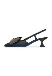 Scarpa nera slingback con punta affusolata, accentuato da un fiocco testurizzato e un tacco geometrico distintivo in nero con una suola blu.