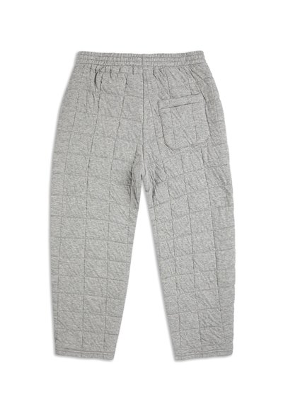 Grå kviltade byxor med elastisk midja, med en enda bakficka och vertikala sömmönster.