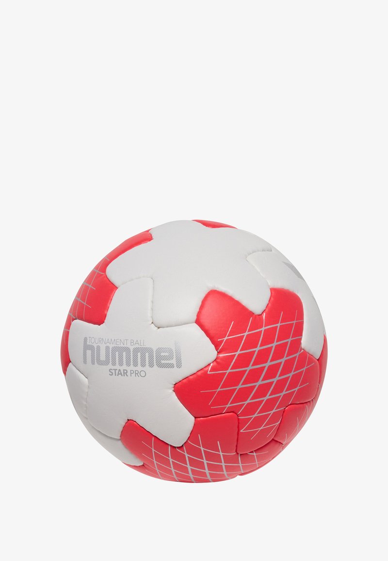 Röd och vit handboll med en texturerad yta. Har ett stjärnmönster och rutnätsdetaljer. Tryckt "tournament ball" och "hummel STAR PRO"-logotyp.