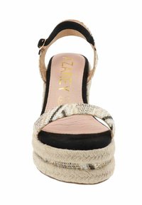Sandalo con zeppa caratterizzato da una fibbia intrecciata in beige e nero, una soletta imbottita rosa e una piattaforma in stile espadrilles con texture.