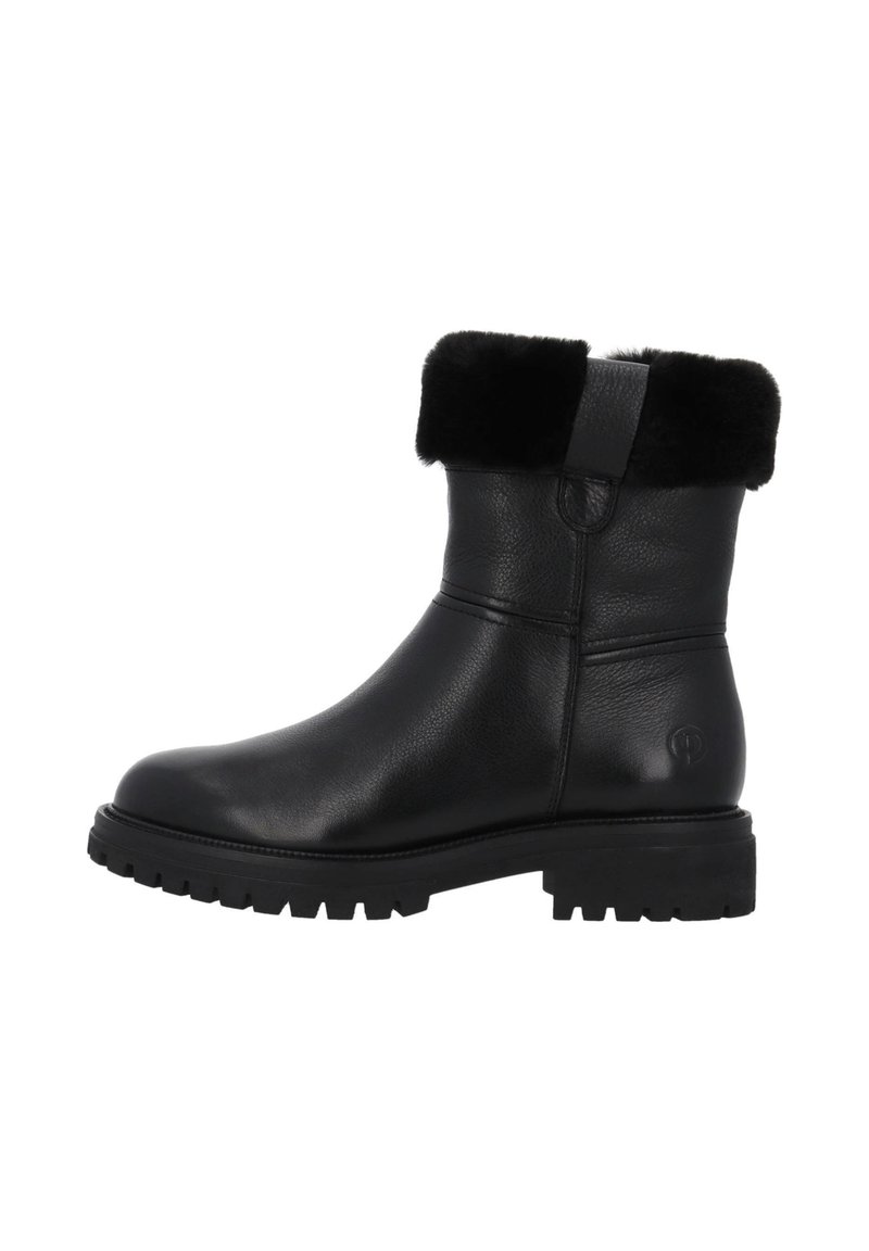 Bota tobillo de cuero negro con un suave cuello forrado de piel, suela de goma resistente y una marca sutil. Cuenta con punta redondeada y una lengüeta para tirar.