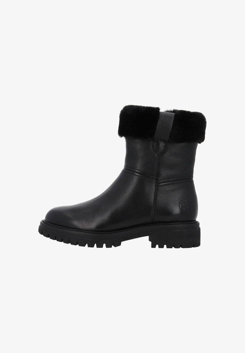 Bota tobillo de cuero negro con un suave cuello forrado de piel, suela de goma resistente y una marca sutil. Cuenta con punta redondeada y una lengüeta para tirar.