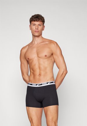 Schwarze Boxer-Brief aus Baumwolle mit einem weißen Bund, der das Puma-Logo trägt. Das Design ist enganliegend und hat keine Muster oder zusätzlichen Akzente.