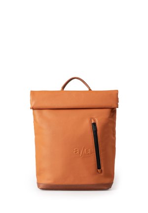 Orange Rolltop-Rucksack aus glattem Material, ausgestattet mit einer frontalen Reißverschlusstasche und einem kurzen Griff an der Oberseite. Logo auf der Vorderseite eingeprägt.
