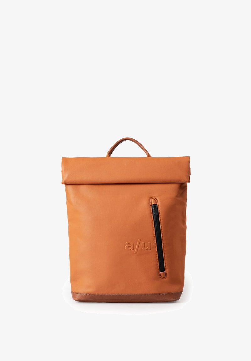 Oranje roll-top rugzak van glad materiaal, met een voorzak met ritssluiting en een kort handvat bovenop. Logo gegraveerd op de voorkant.