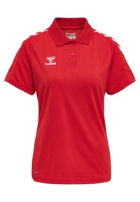 Rød polo-shirt lavet af åndbart stof med krave, korte ærmer og hvide skulderstriber med et logo på brystet.