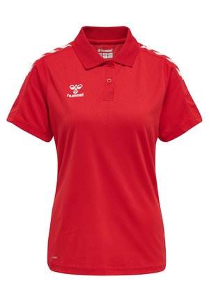 Rotes Poloshirt aus atmungsaktivem Stoff mit Kollegekragen, kurzen Ärmeln und weißen Schulterstreifen, die ein Logo auf der Brust tragen.
