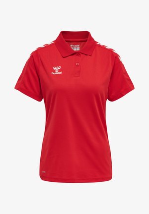 Rotes Poloshirt aus atmungsaktivem Stoff mit Kollegekragen, kurzen Ärmeln und weißen Schulterstreifen, die ein Logo auf der Brust tragen.