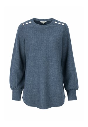 Blauwe geribde gebreide trui met lange pofmouwen en drie witte knopen op elke schouder, ronde hals.