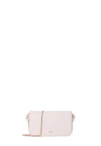 Clutch bag in pelle rosa chiaro con tracolla in oro. Presenta una chiusura a pattina e un logo inciso in modo discreto sulla parte anteriore.