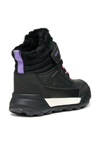 Bota de senderismo negra con un exterior texturizado, que presenta un cuello suave similar a la piel de un pelaje, cordones rosas y una suela de goma con un acento blanco.