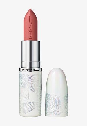 Labial MAC de color rosa polvoriento mate, alojado en un estuche iridiscente con arte lineal de hojas y mariposas.
