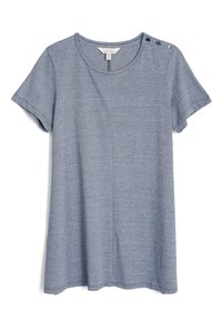 Ljusblå t-shirt med kort ärm, gjord av mjukt, texturerat tyg. Har en rund halsringning och tre knappar som accent på vänster axel.