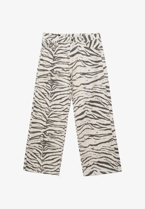 Bijele hlače širokih nogavica s crnim i sivim uzorkom pruga zebre, prednjim džepovima, kopčanjem na gumb i patentni zatvarač.