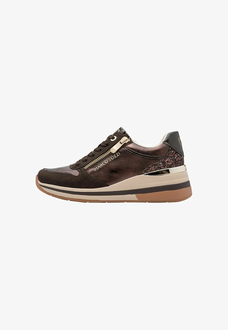 Baskets marron foncé avec lacets noirs, fermeture éclair dorée, talon pailleté et semelle beige avec des rayures marron et noires.