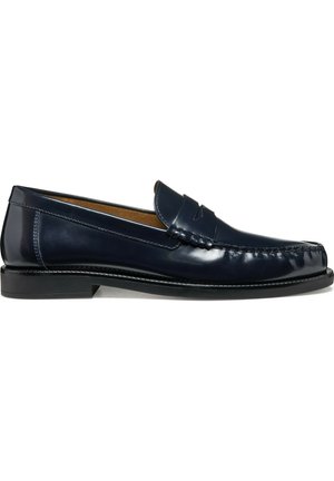 Mocassini in pelle blu navy con punta a mocassino, cuciture tono su tono e suola in gomma piatta, con un piccolo dettaglio decorativo a strappo.