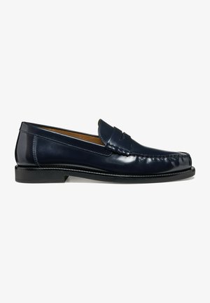 Mocassini in pelle blu navy con punta a mocassino, cuciture tono su tono e suola in gomma piatta, con un piccolo dettaglio decorativo a strappo.