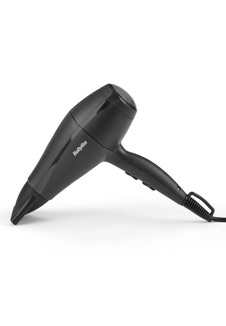 Czarna suszarka do włosów o eleganckim designie, okrągłym wylocie, ergonomicznym uchwycie i przyciskach sterujących na rączce. Kabel do podłączenia zasilania w zestawie.