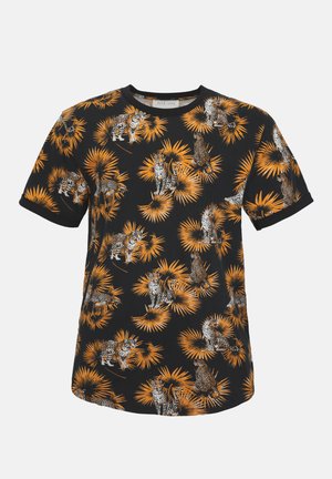 Μαύρο κοντομάνικο T-shirt με πορτοκαλί μοτίβα φύλλων φοίνικα και πολλές λευκές και καφέ κηλιδωτές απεικονίσεις λεοπάρδαλων.