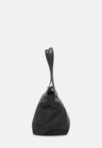 Borsa a tracolla nera in nylon con un design morbido e sfilacciato. Presenta due manici piatti allungati e un'apertura superiore. Texture liscia con hardware minimale.