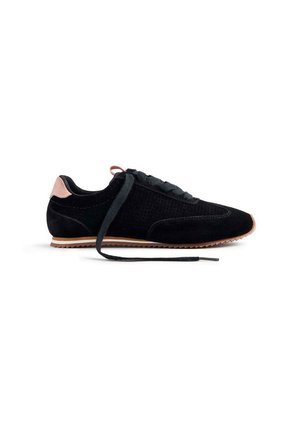 Scarpa sportiva nera in suede, con tomaia testurizzata, punta tonda e suola in gomma di colore chiaro. Un lacci è slacciato.