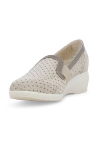 Scarpa slip-on in suede beige con design perforato, bordi grigi a contrasto e tacco a zeppa bianco. Superficie testurizzata e vestibilità confortevole.