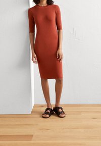 Esprit Fodralklänning - brown