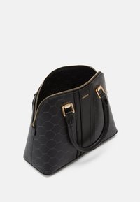 Černá kabelka s texturovaným povrchem, zlatým kováním, zapínáním na zip a dvěma uchy; uvnitř obsahuje opakující se vzor loga.