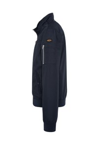 Casaco bomber azul marinho com colarinho em pé, punhos canelados, bolso com fecho éclair no braço esquerdo e um patch do logo no ombro.