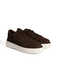 Braune Wildledersneaker mit runder Zehenpartie, Schnürdesign und weißer Gummisohle. Nähte auf dem Obermaterial und glatte Textur.
