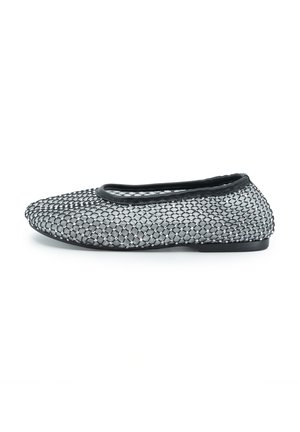 Scarpa flat con un design in mesh nero e argento, caratterizzata da una tomaia testurizzata, punta rotonda e tacco basso. Fodera morbida e accenti minimalisti.