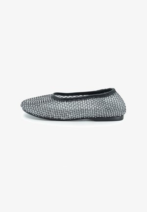 Scarpa flat con un design in mesh nero e argento, caratterizzata da una tomaia testurizzata, punta rotonda e tacco basso. Fodera morbida e accenti minimalisti.