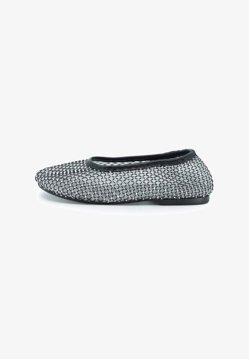Scarpa flat con un design in mesh nero e argento, caratterizzata da una tomaia testurizzata, punta rotonda e tacco basso. Fodera morbida e accenti minimalisti.